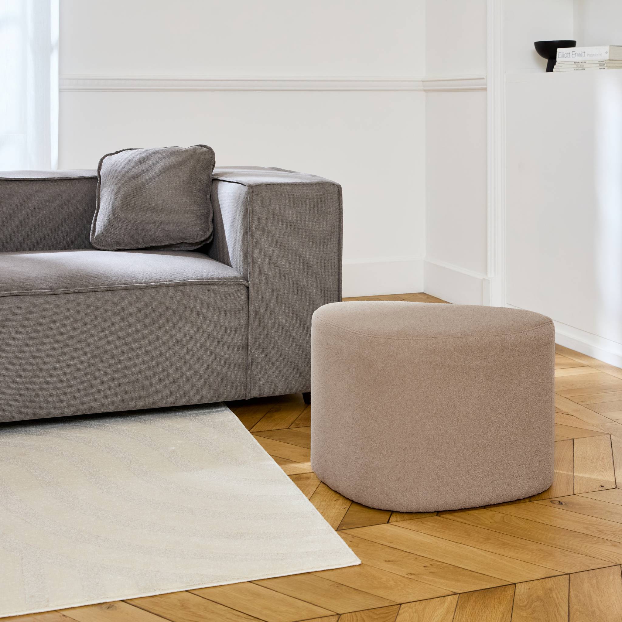 tabouret. pouf en forme de galet en tissu greige. TAO L 60 x P 44 x H 40cm