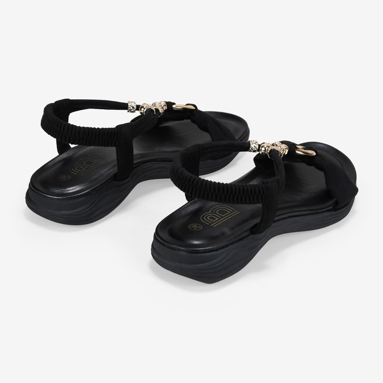 Sandalias elásticas negras con apliques metálicos