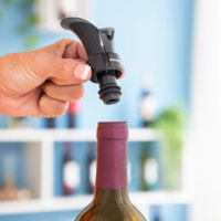 Tappo aeratore e dispenser per vino 2 in 1 Wintopp InnovaGoods - silicone - nero - 5 x 4,5 x 10 cm