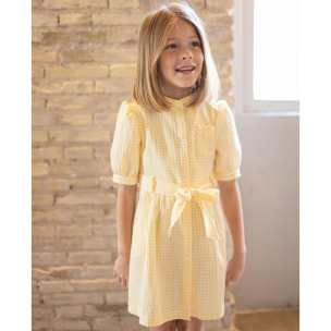 Vestido de manga corta de cuadros vichy amarillos. Bolsillos, cuello y cinturon. Botones en el centro.