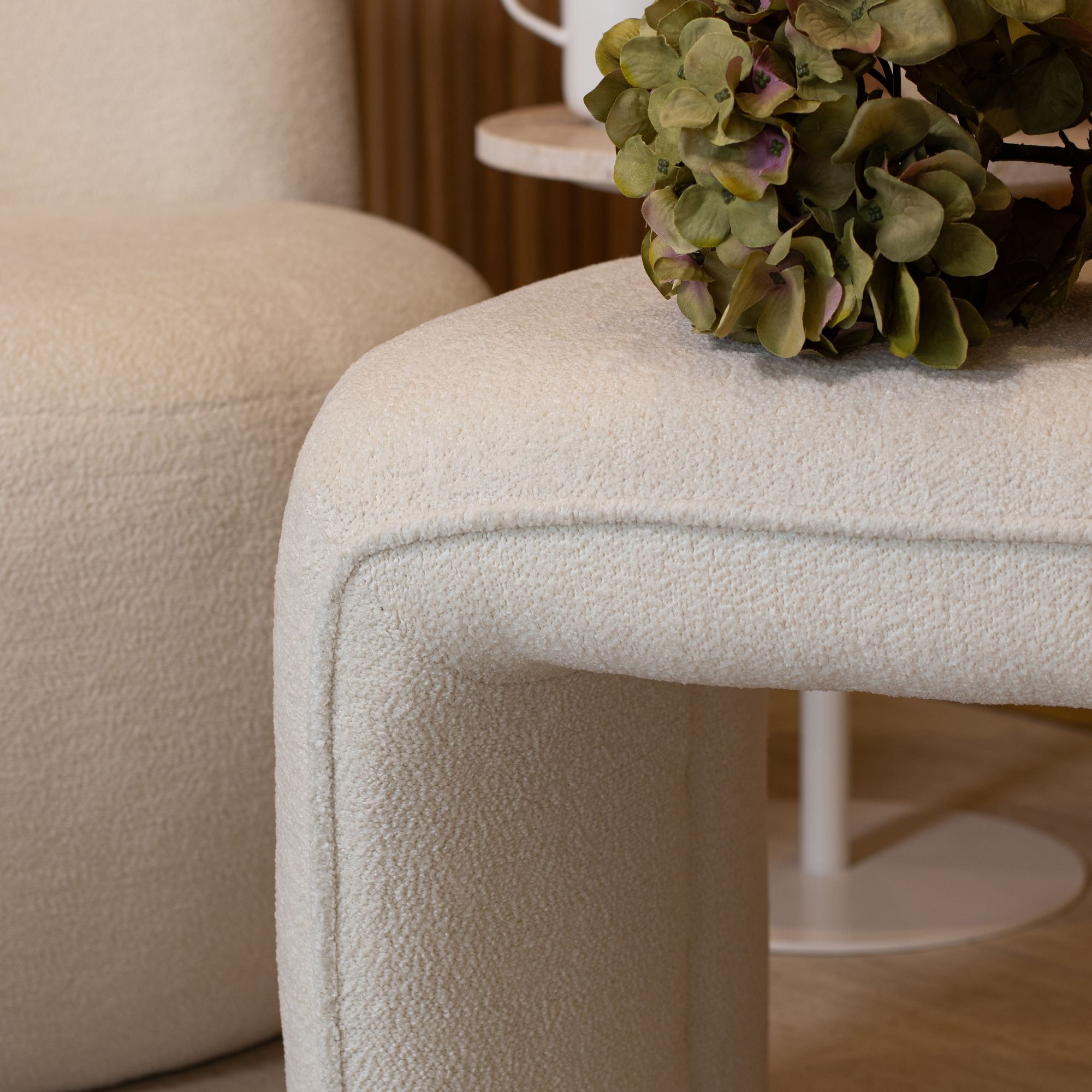 Banc en tissu bouclette beige et structure en bois MALO