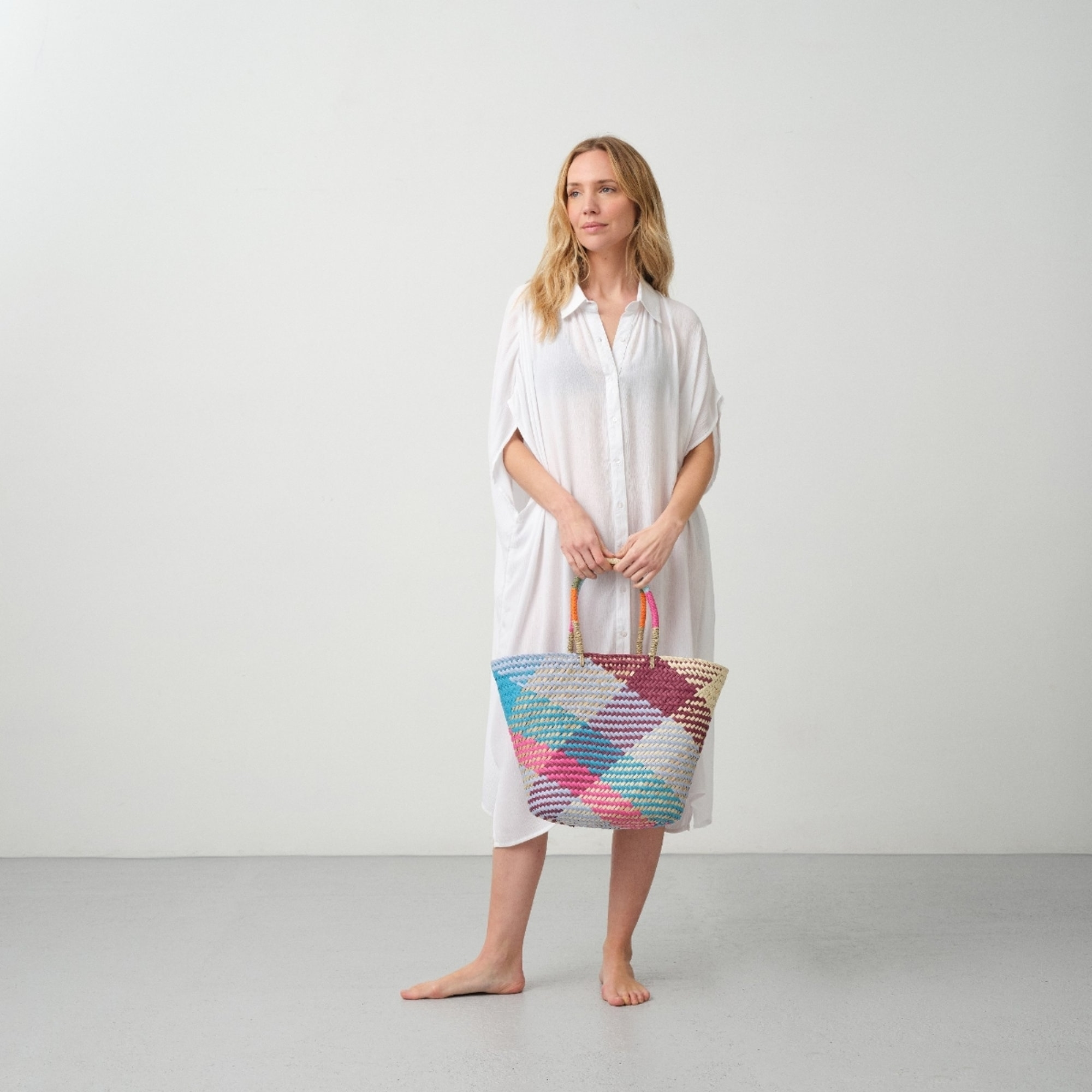 Capazo de playa en mimbre natural Zenda color rosa