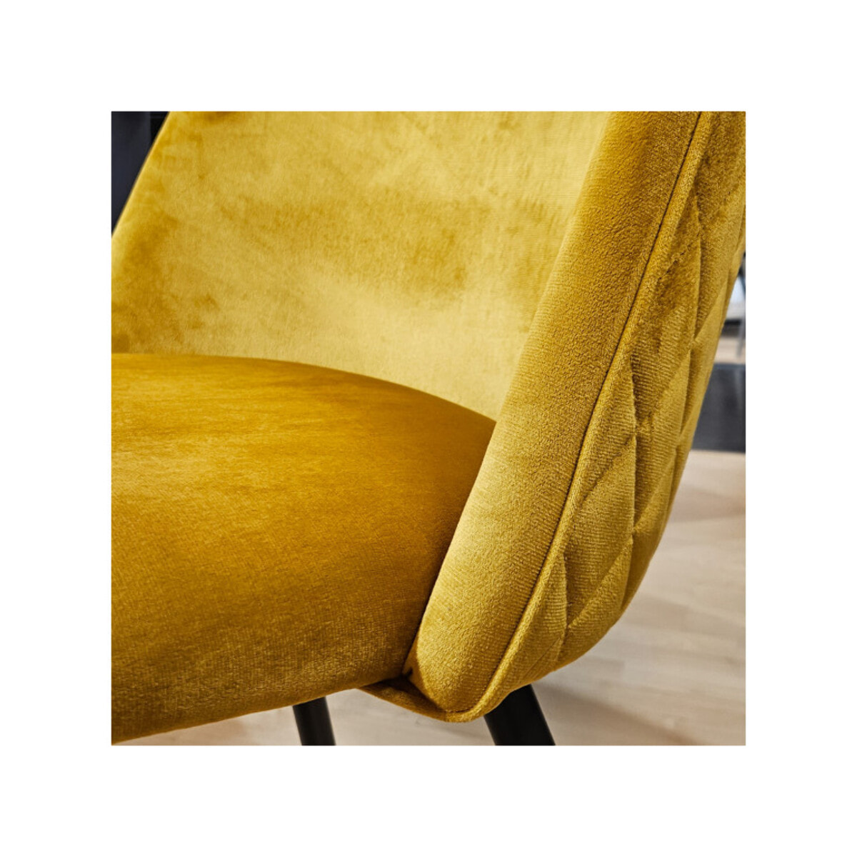 Chaise en velours dossier capitonné pieds métal Noir- SANSA