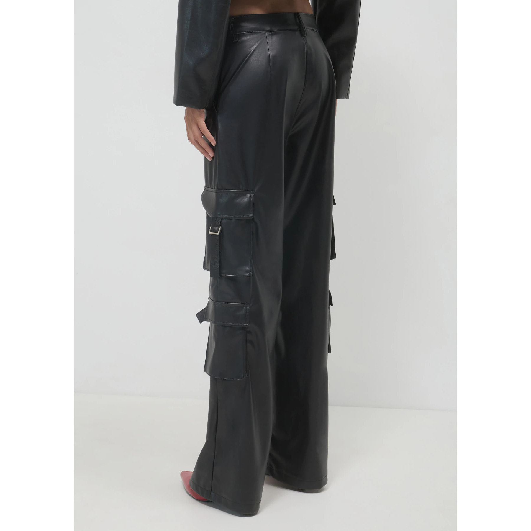 Pantalone cargo effetto pelle