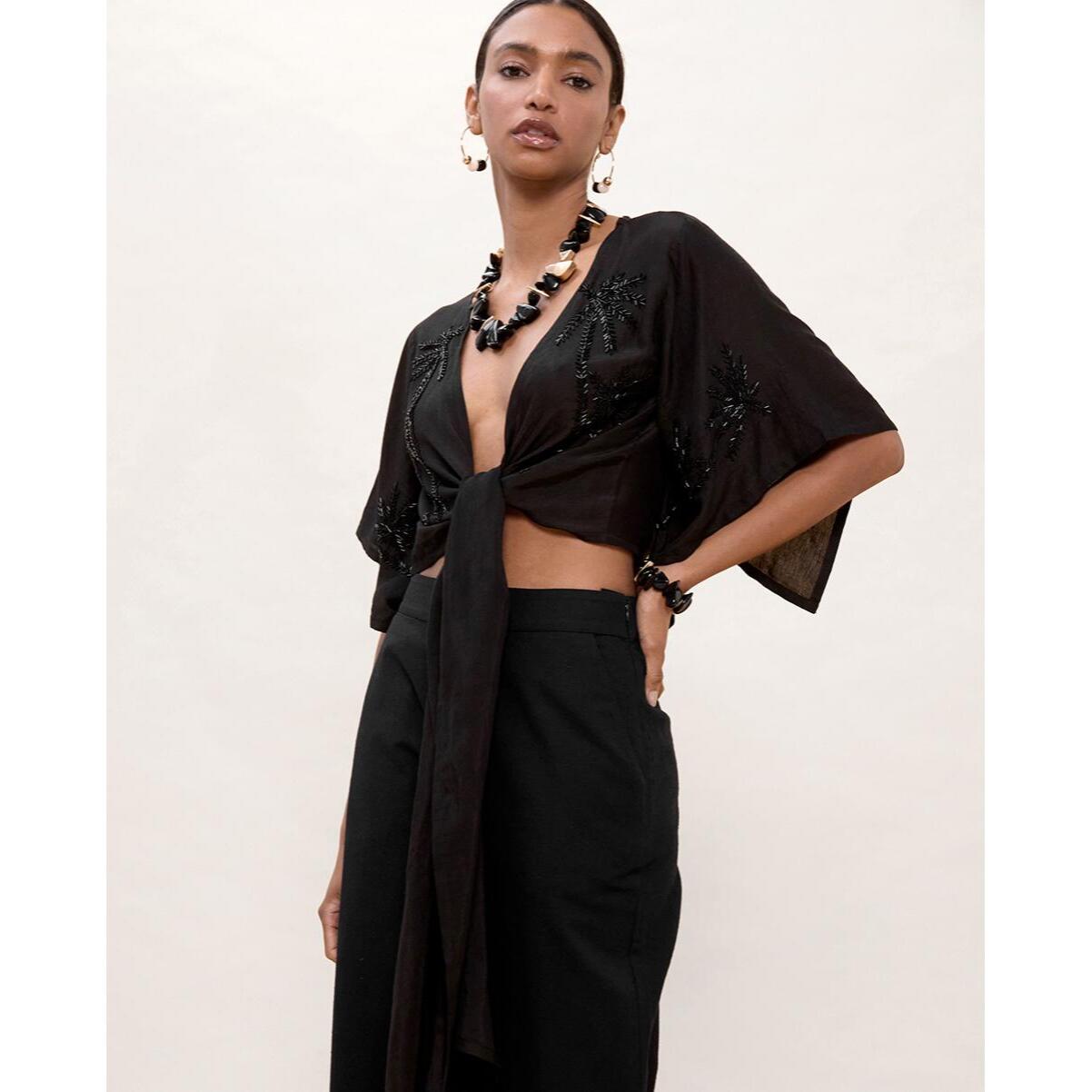 Blusa con nodo e dettagli tonali