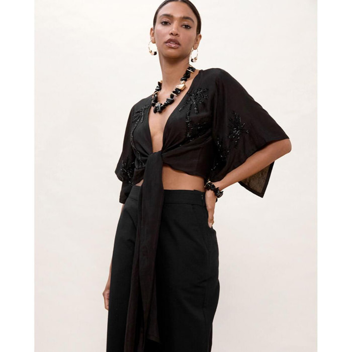 Blusa con nodo e dettagli tonali