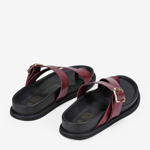 Sandalias de dedo burdeos con hebilla