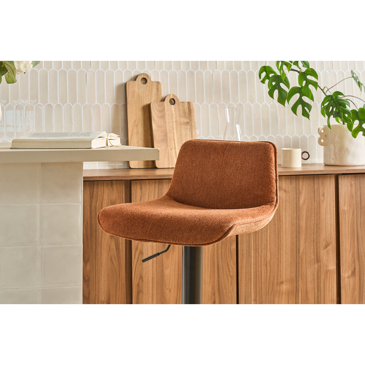 Tabourets de bar réglables pivotants 360° en tissu effet velours texturé terre brûlée et métal noir (lot de 2) BOOST
