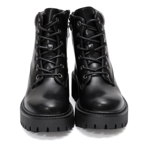 Anfibi in simil pelle con stringhe