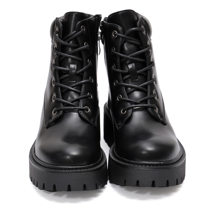 Anfibi in simil pelle con stringhe