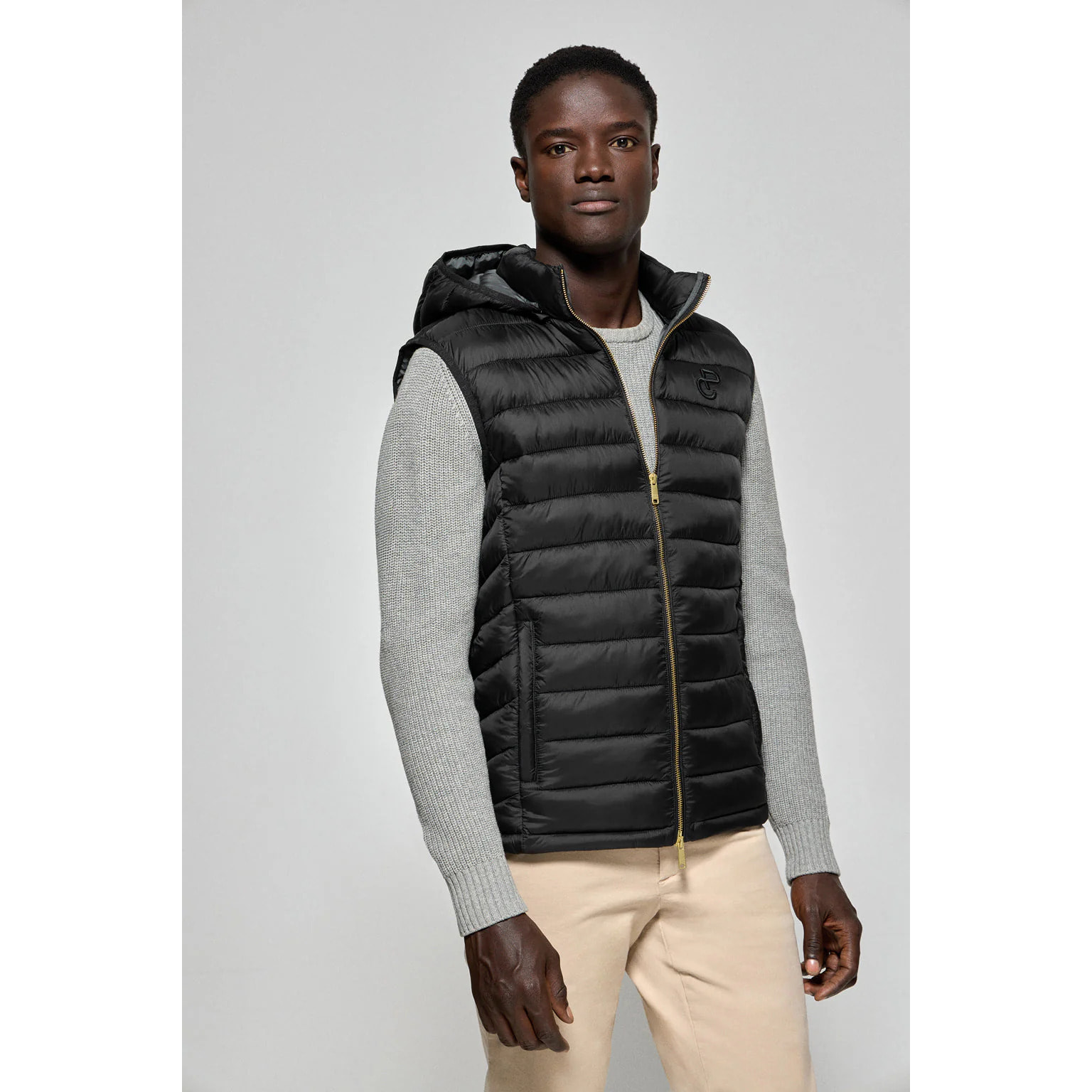 Gilet ultralight Pau nero con cappuccio rimovibile e ricamo PC