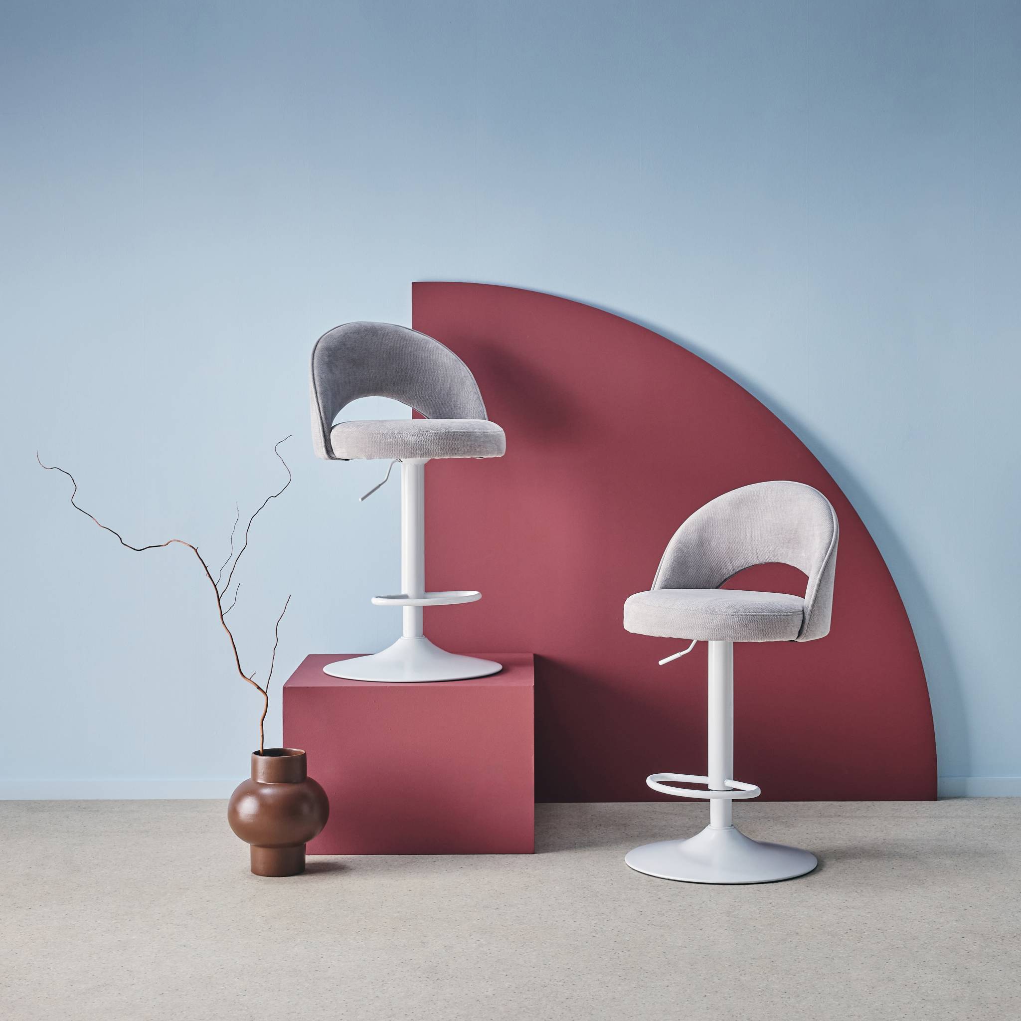 Lot de deux tabourets de bar ajustables métal et tissu gris clair. pied blanc - L 49 x P 49 x H 88.5-110cm - Abby