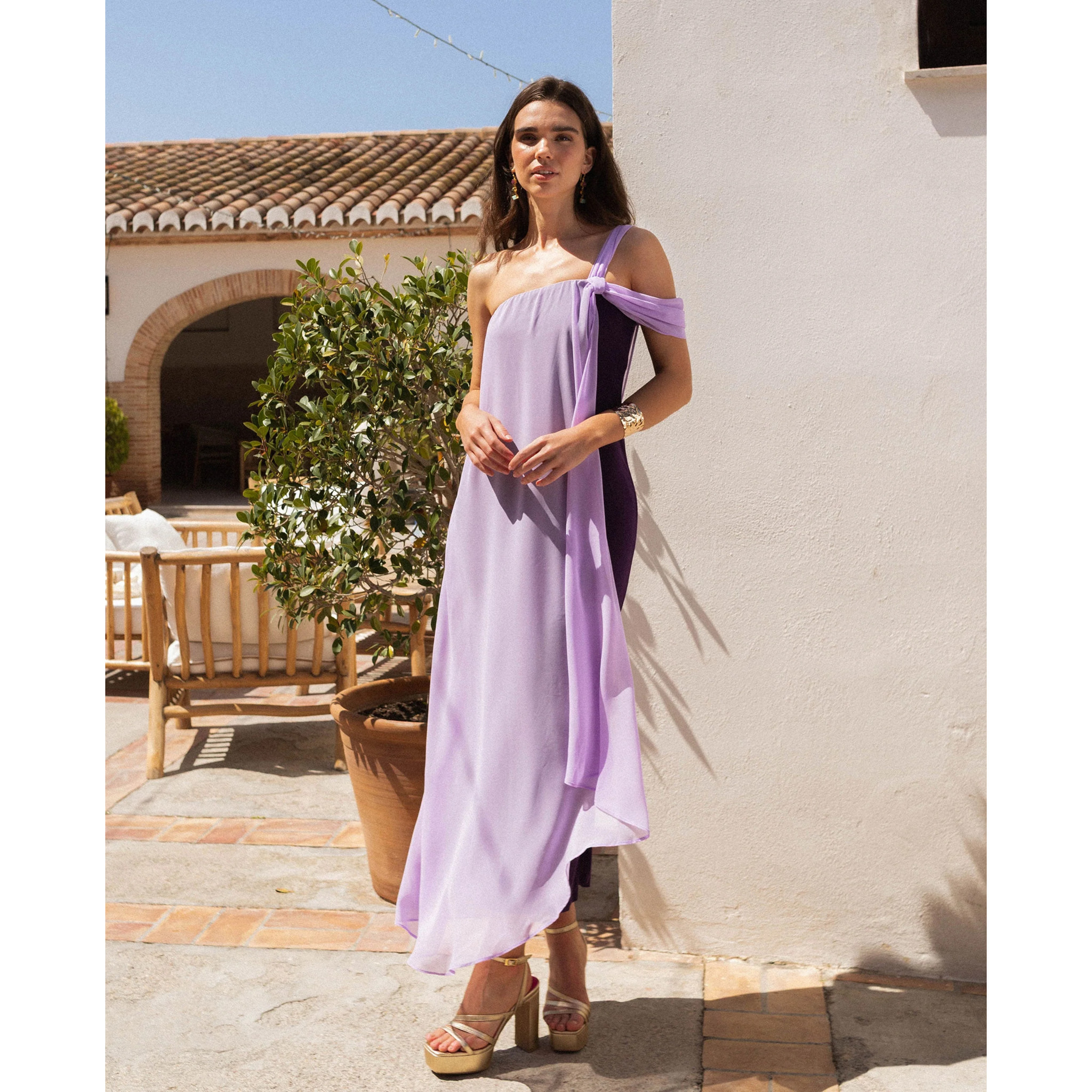 Vestido escote bardot con capa