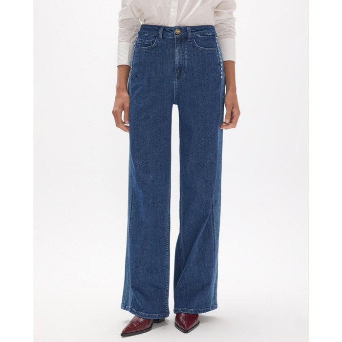 Jeans lunghi e dritti in denim con pannello laterale bicolore e borchie sui lati.