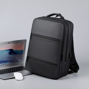 Mochila de viaje con gran resistencia, impermeable y con conexión USB. Acolchada y ventilada.