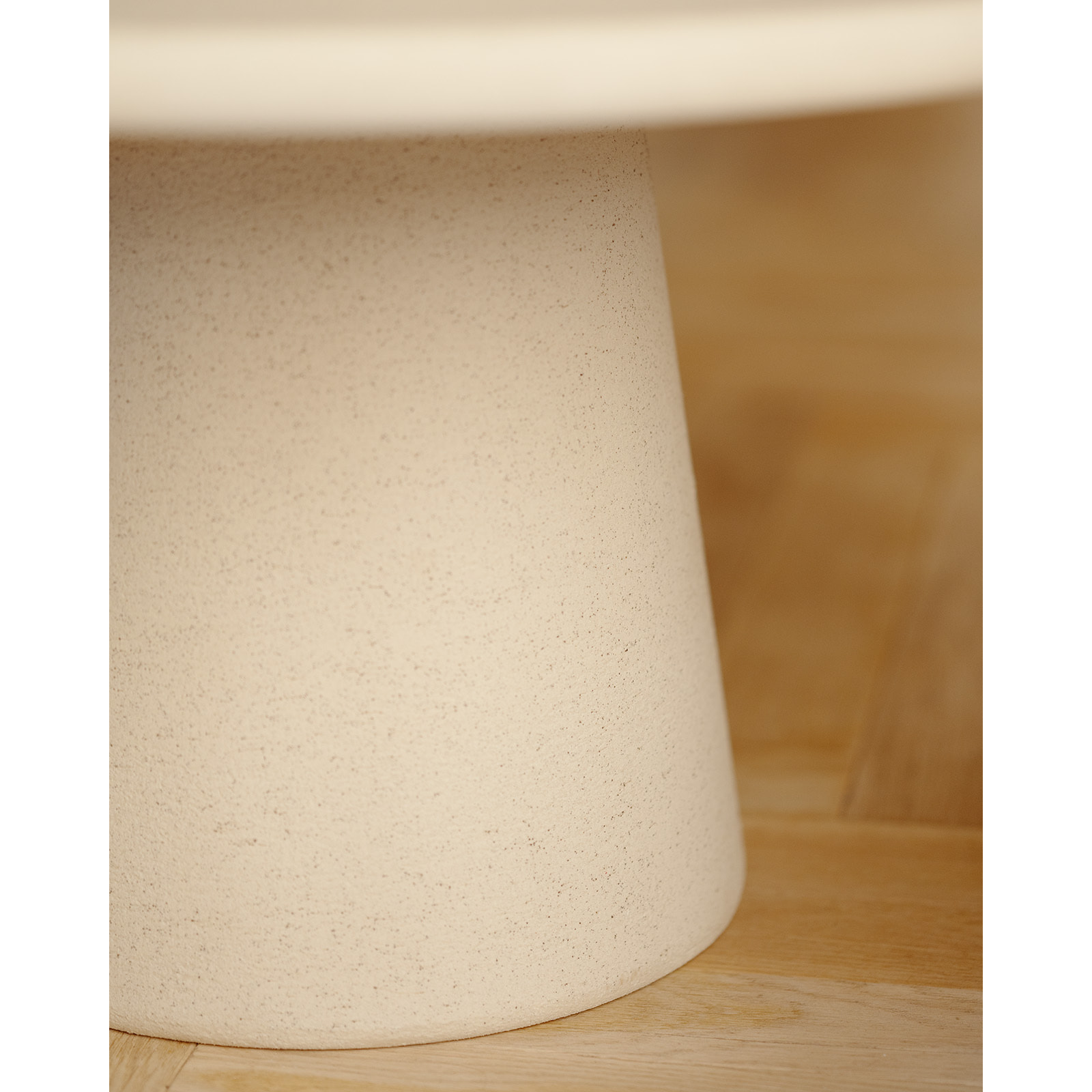 Table basse ronde en microciment ton beige en différentes tailles