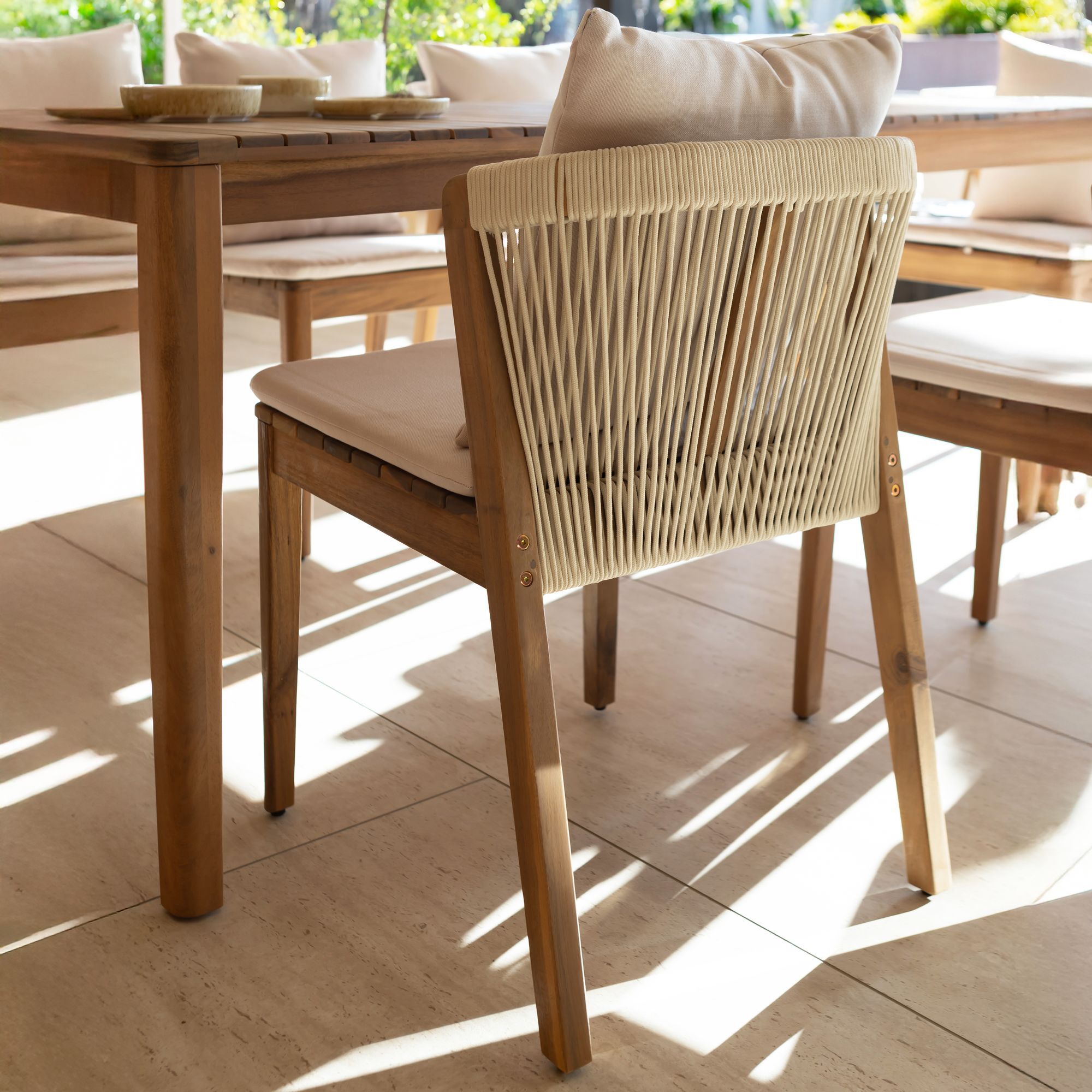 Ensemble table et 8 chaises de jardin en bois d'acacia avec coussin FIDJI