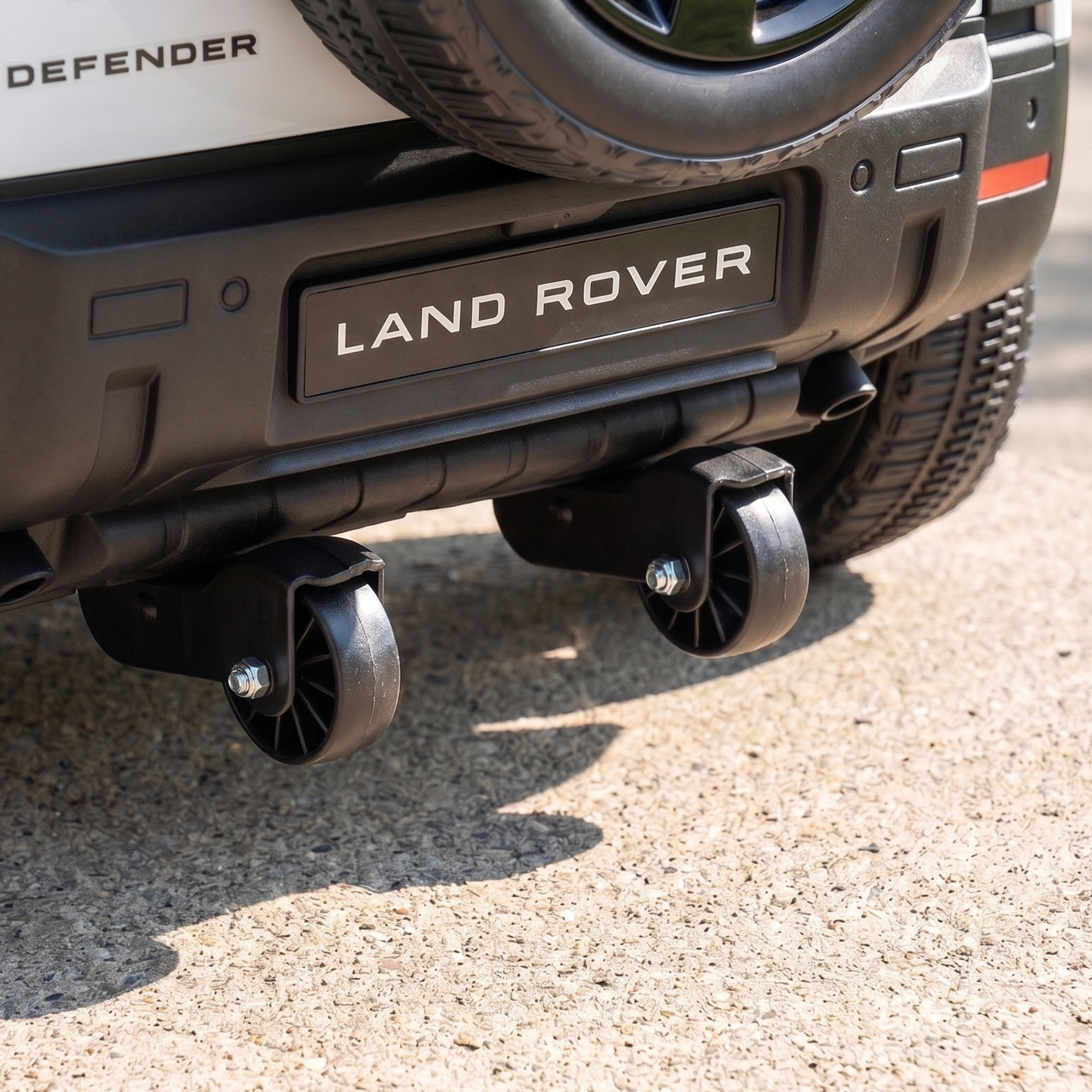 AIYAPLAY Coche Eléctrico SUV para Niños Land Rover Defender Coche de Batería 12 V Mando a Distancia 2,4G Suspensión Arranque Suave 2,7-4,5 km/h Rueda Auxiliar Luces LED Música Claxon 3-5 Años Blanco