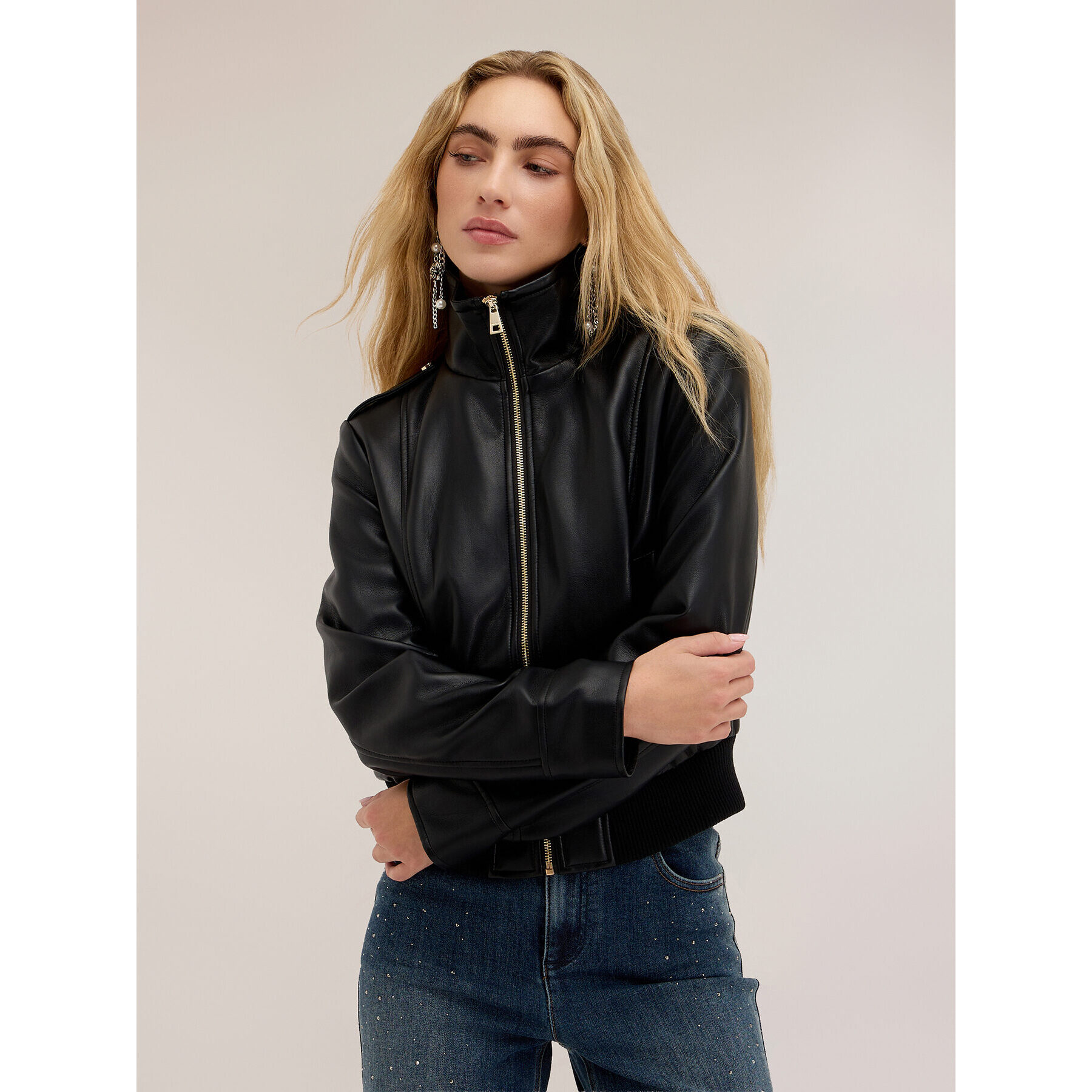 Motivi - Chaqueta corta con cuello alto y cremallera - Negro