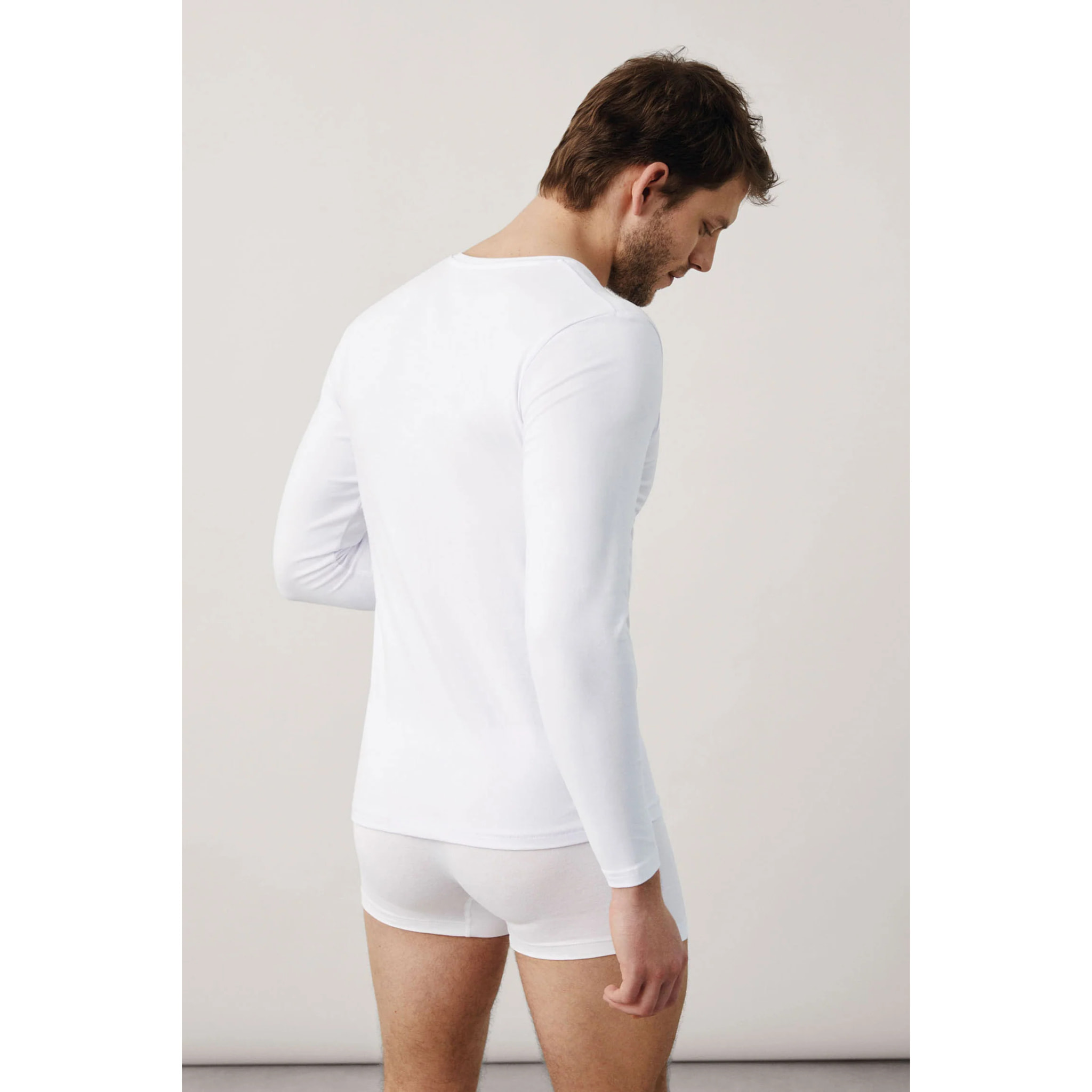 Maglietta bianca in cotone a maniche lunghe con scollo a V