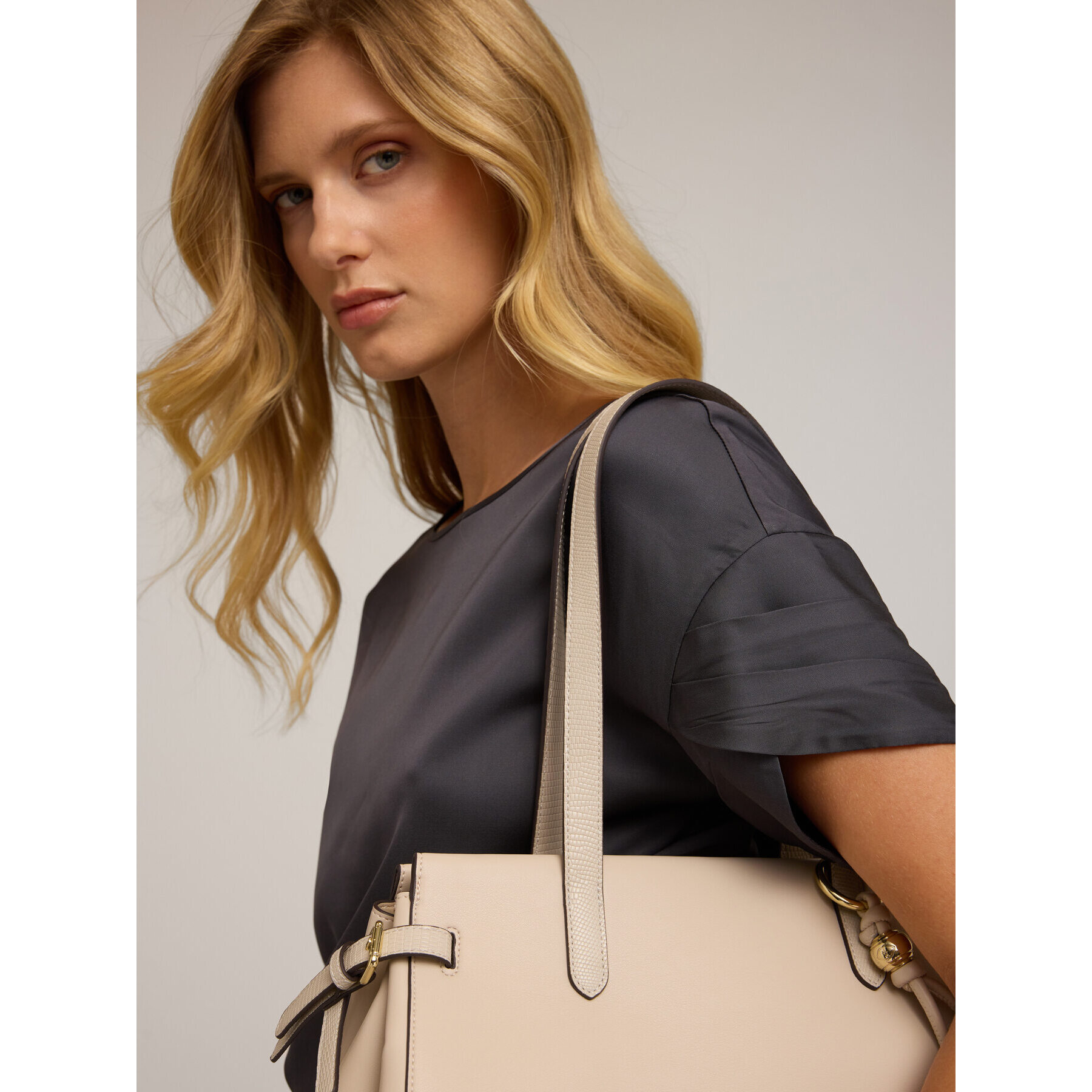 Motivi - Blusa con maniche a petalo - Grigio