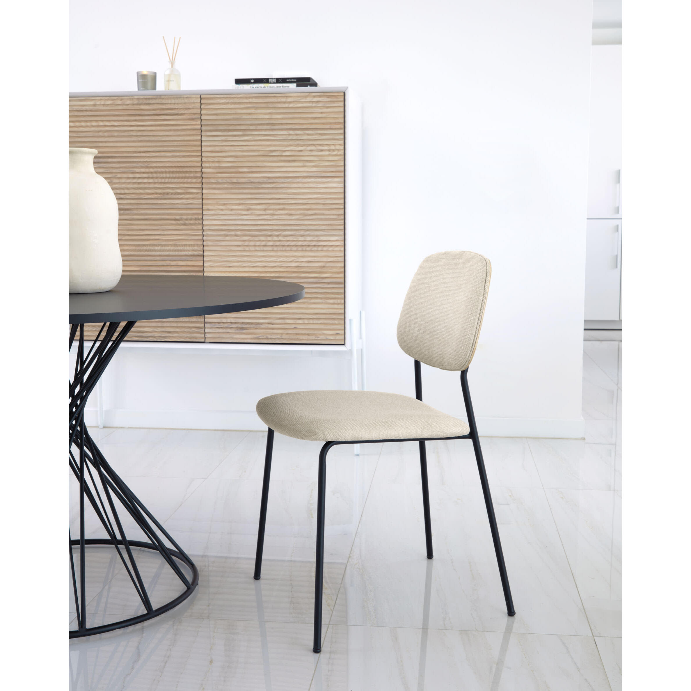 Silla apilable Benilda beige, chapa de roble y acero con acabado negro FSC Mix Credit