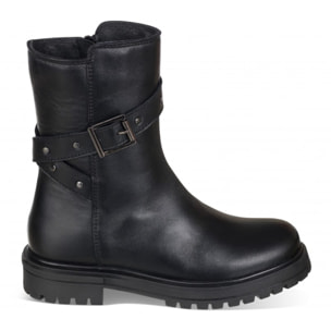 Bota lisa con hebilla cruzada