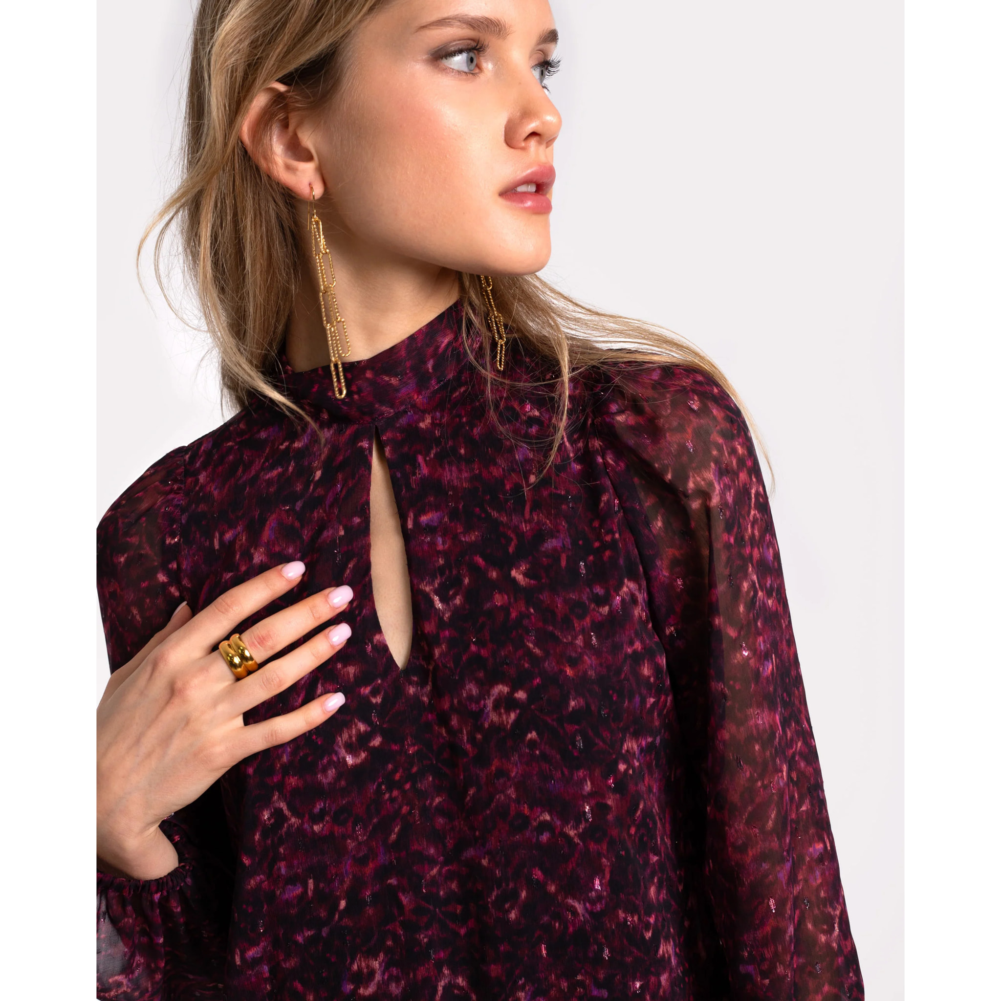 Vestido corto con lazada al cuello