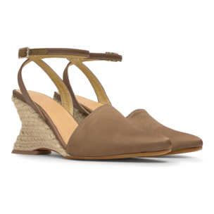 Alpargata Judi cuña de yute geométrica en raso con pulsera y punta afilada