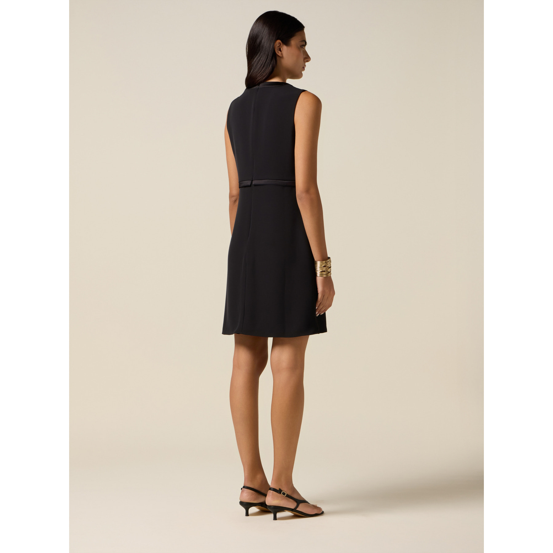 Oltre - Vestido tubo en satén enver con detalle de joya - Negro