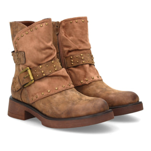 Bota biker con tachuelas y hebilla