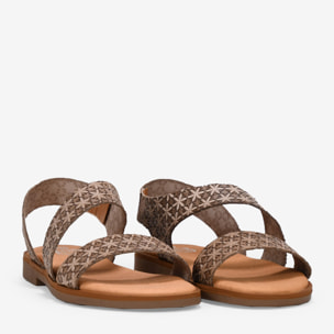 Sandalias beige en piel con flores grabadas