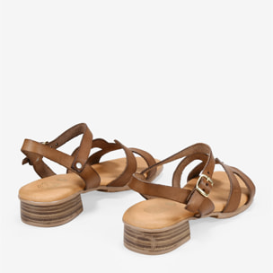 Sandalias de piel marrones con tacón bajo
