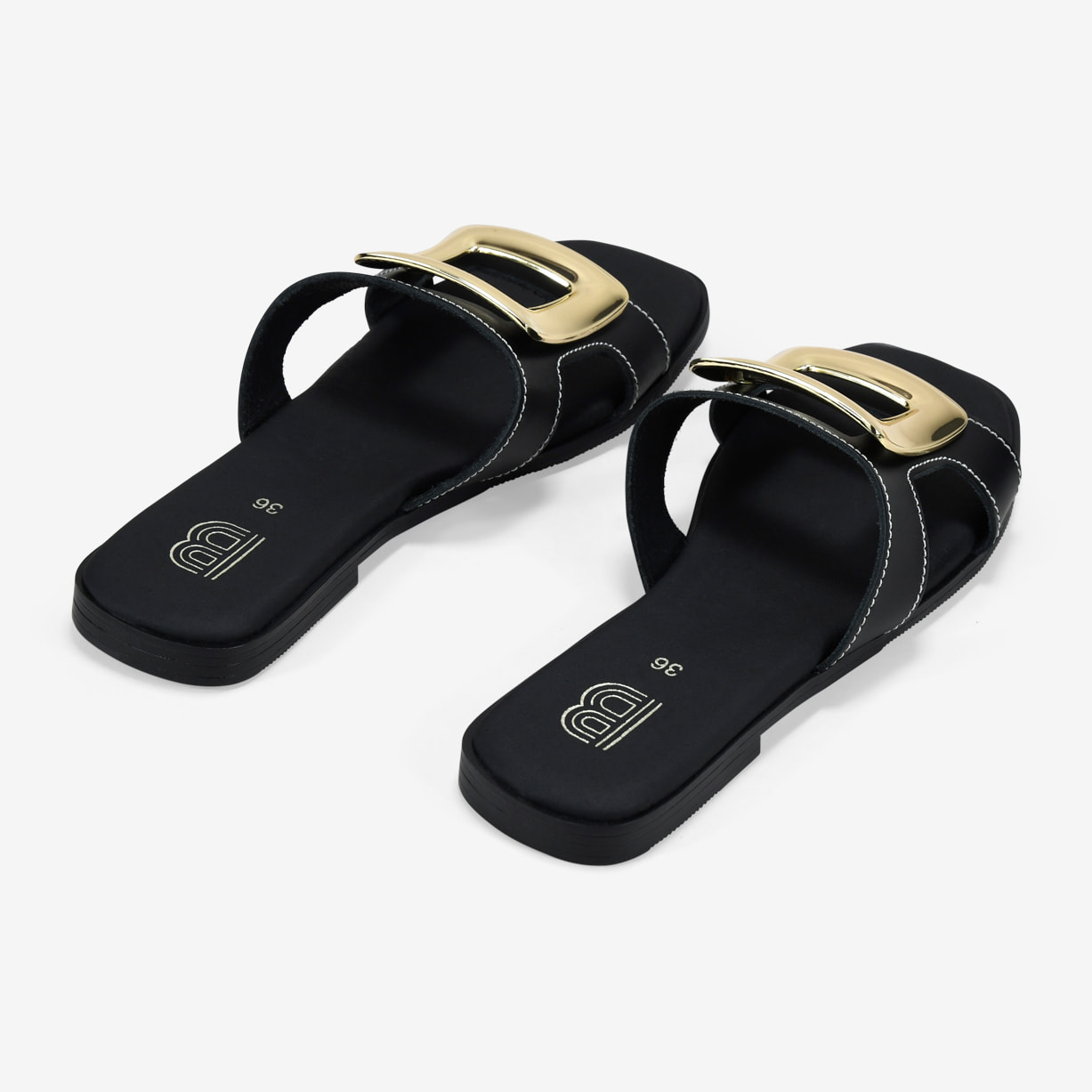 Sandalias planas negras con aplique metálico