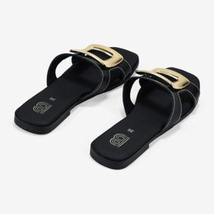 Sandalias planas negras con aplique metálico