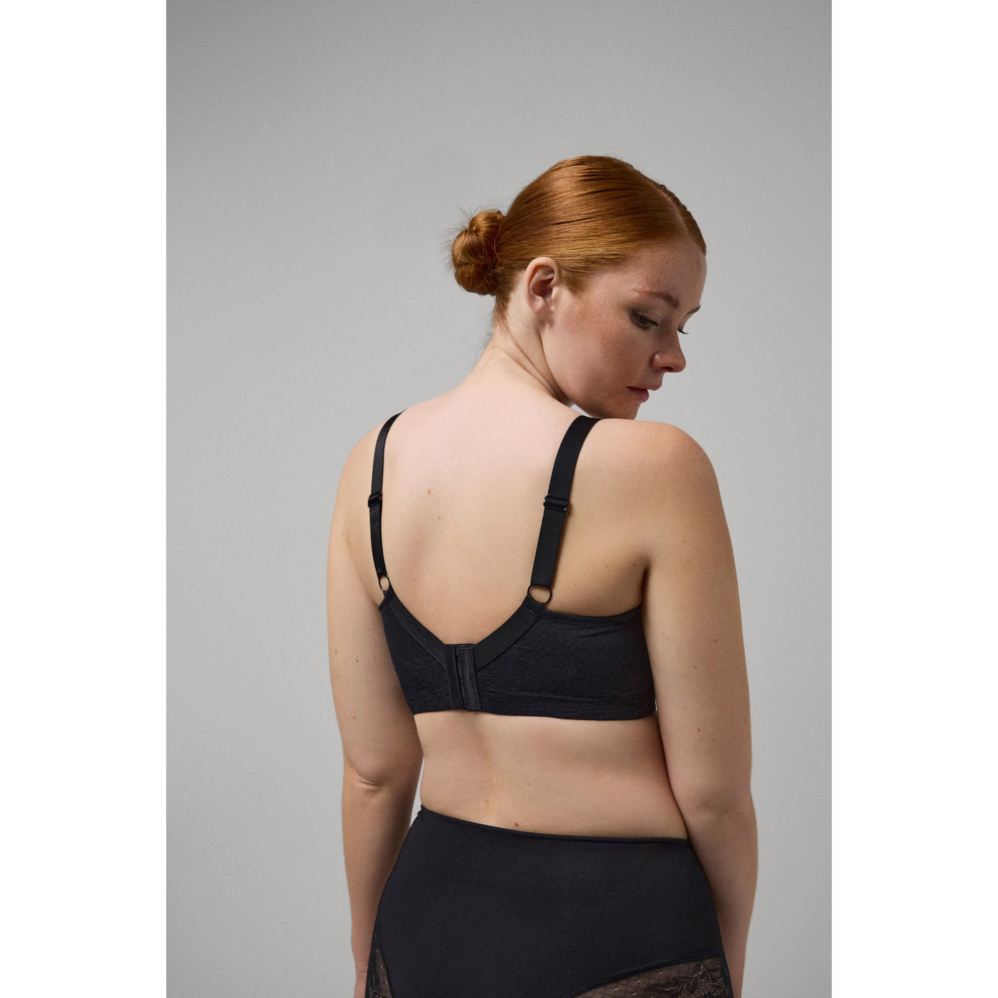 Reggiseno minimizer senza imbottitura con ferretto e pizzo nero, coppe C, D ed E