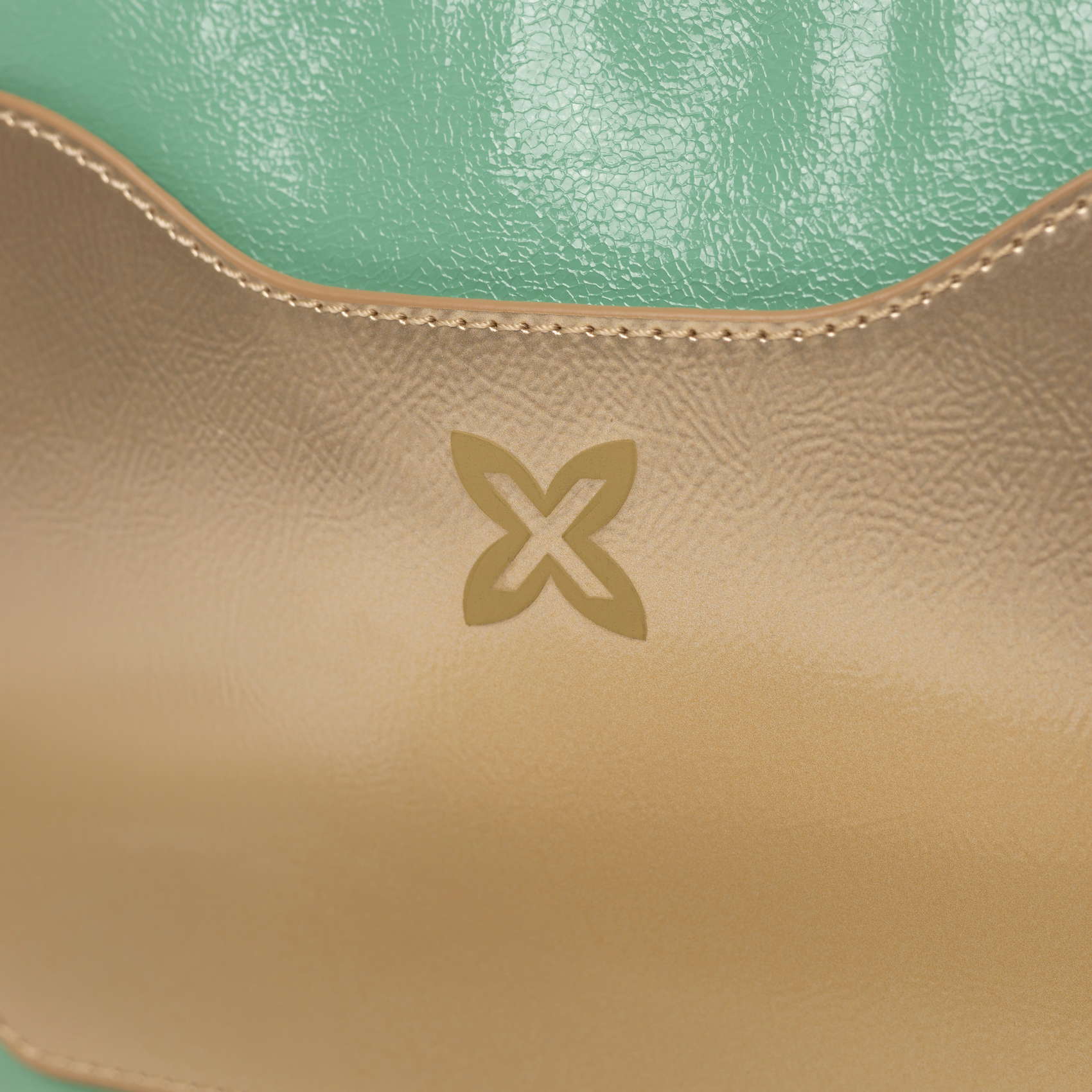 Bandolera Tipo Camera con Acabado Metálico Menta BLOCK FUN MINT CROSSBODY CAMERA