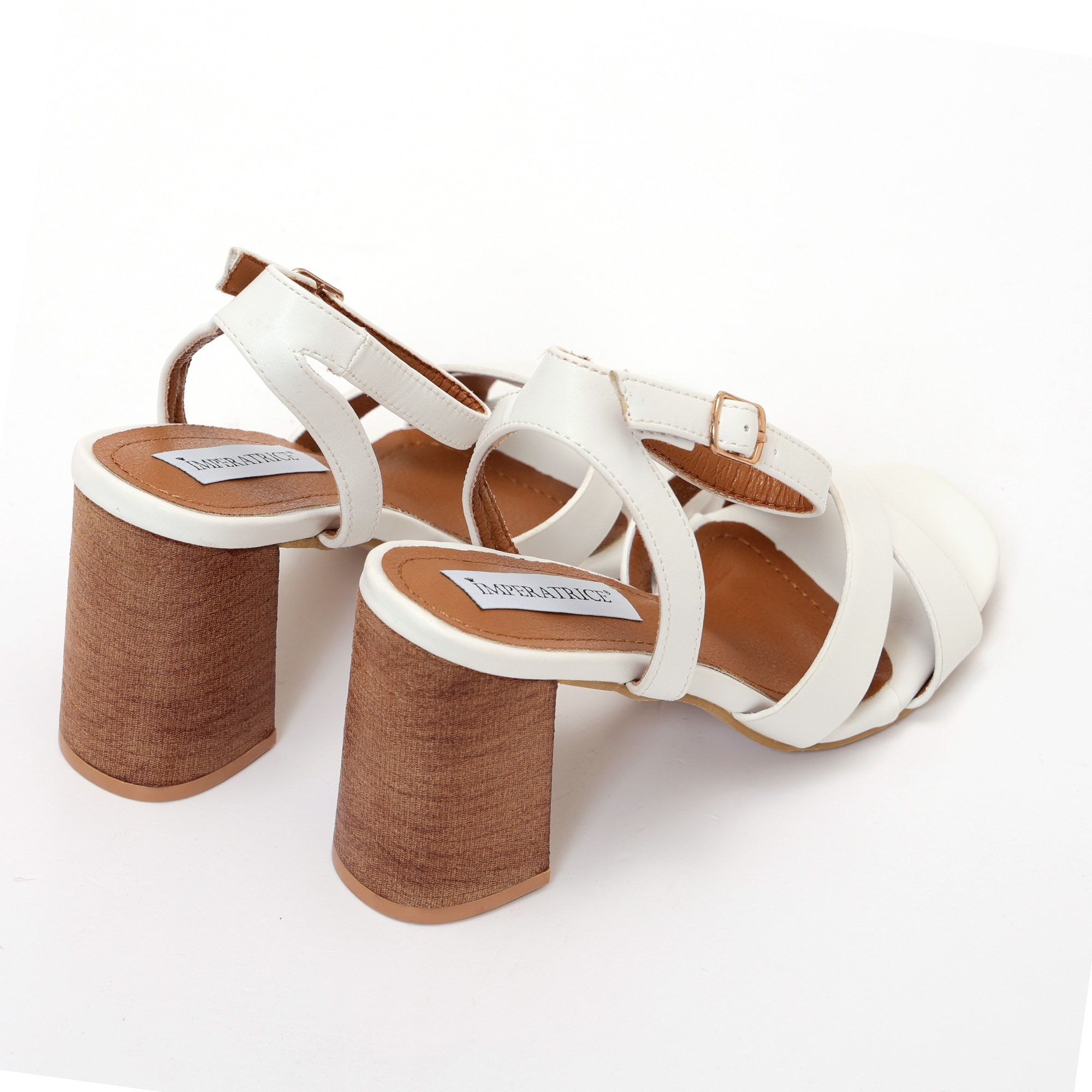 Sandali in simil pelle con fasce incrociate e tacco alto in sughero