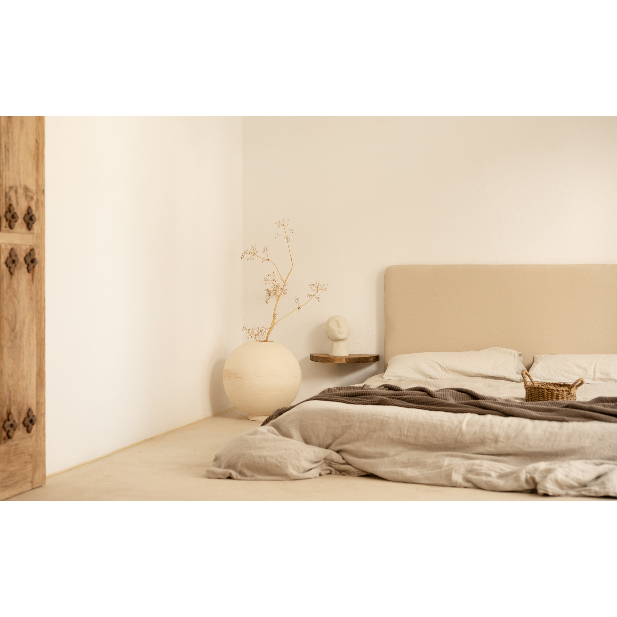 Table de chevet flottante en bois massif ton chêne foncé 3x40cm Hauteur: 3.2 Longueur: 40 Largeur: 19.5