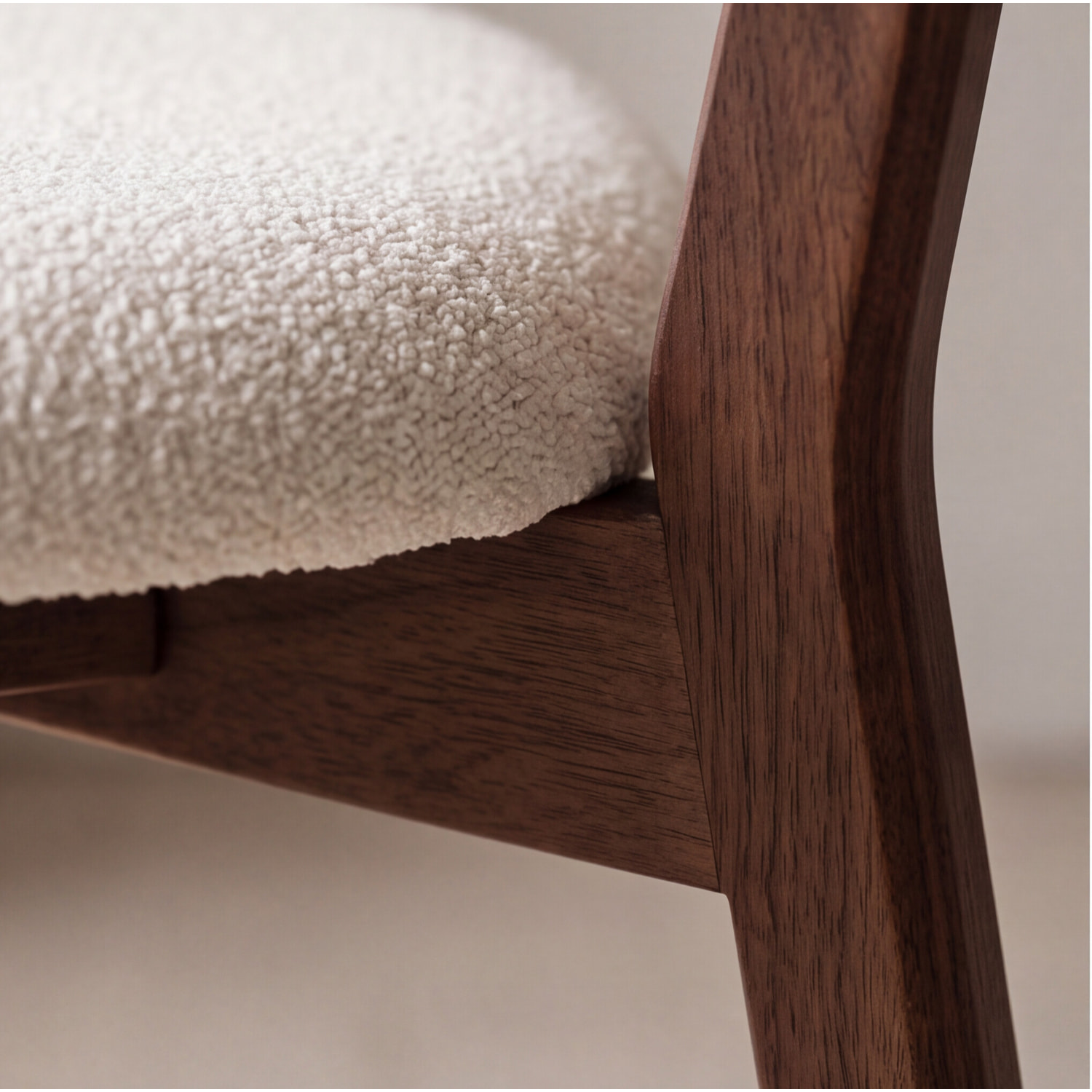 Lot de 2 chaises en bois foncé et tissu boucle beige AURA