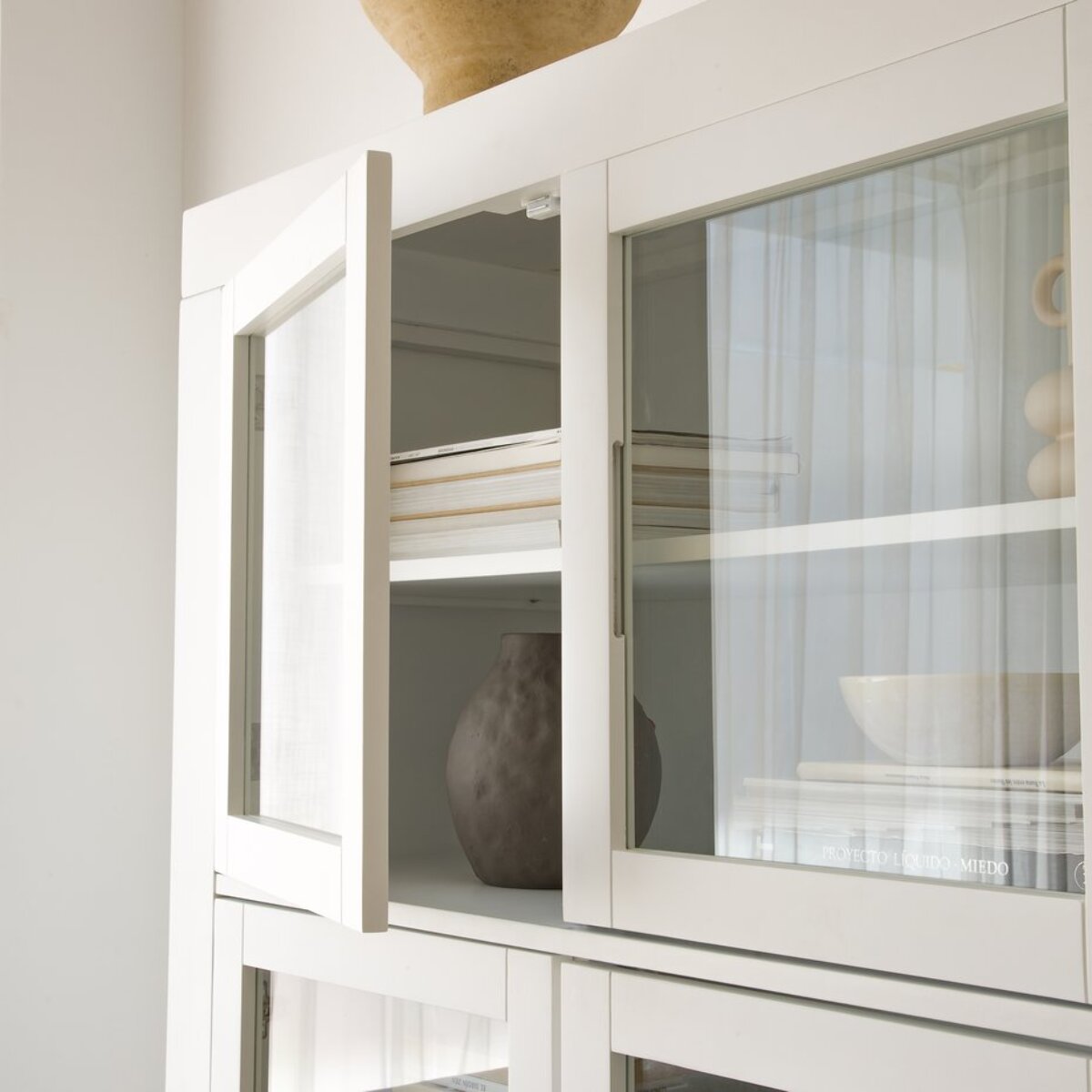 Vitrine Sisal -bois massif et panneau de mdf-couleur laqué blanc mat 110 x 190 x 45 cm