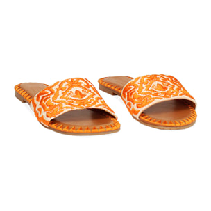 Sandaletti arancio in rafia con ricami sulla tomaia