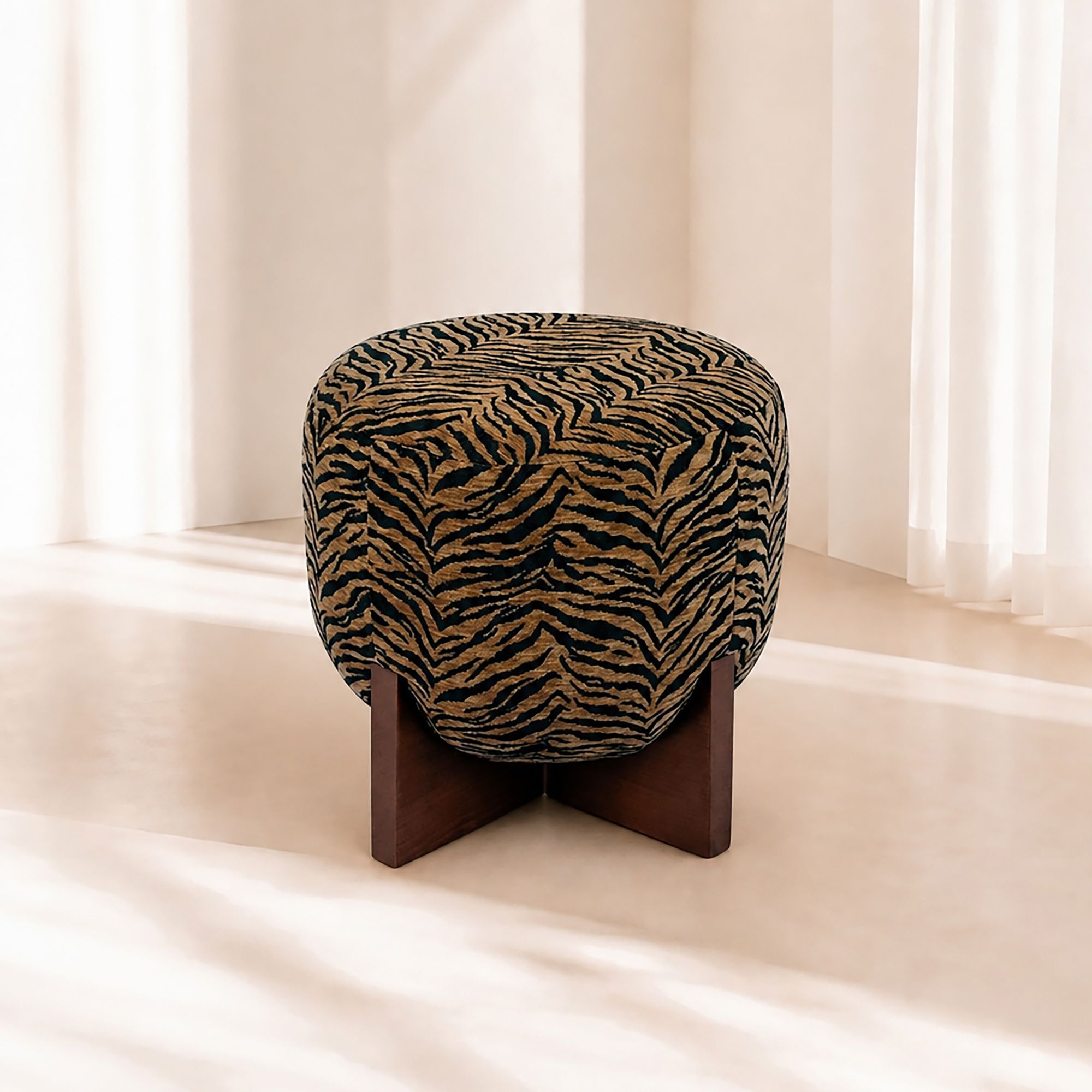 Tabouret en tissu tgré marron TIGER