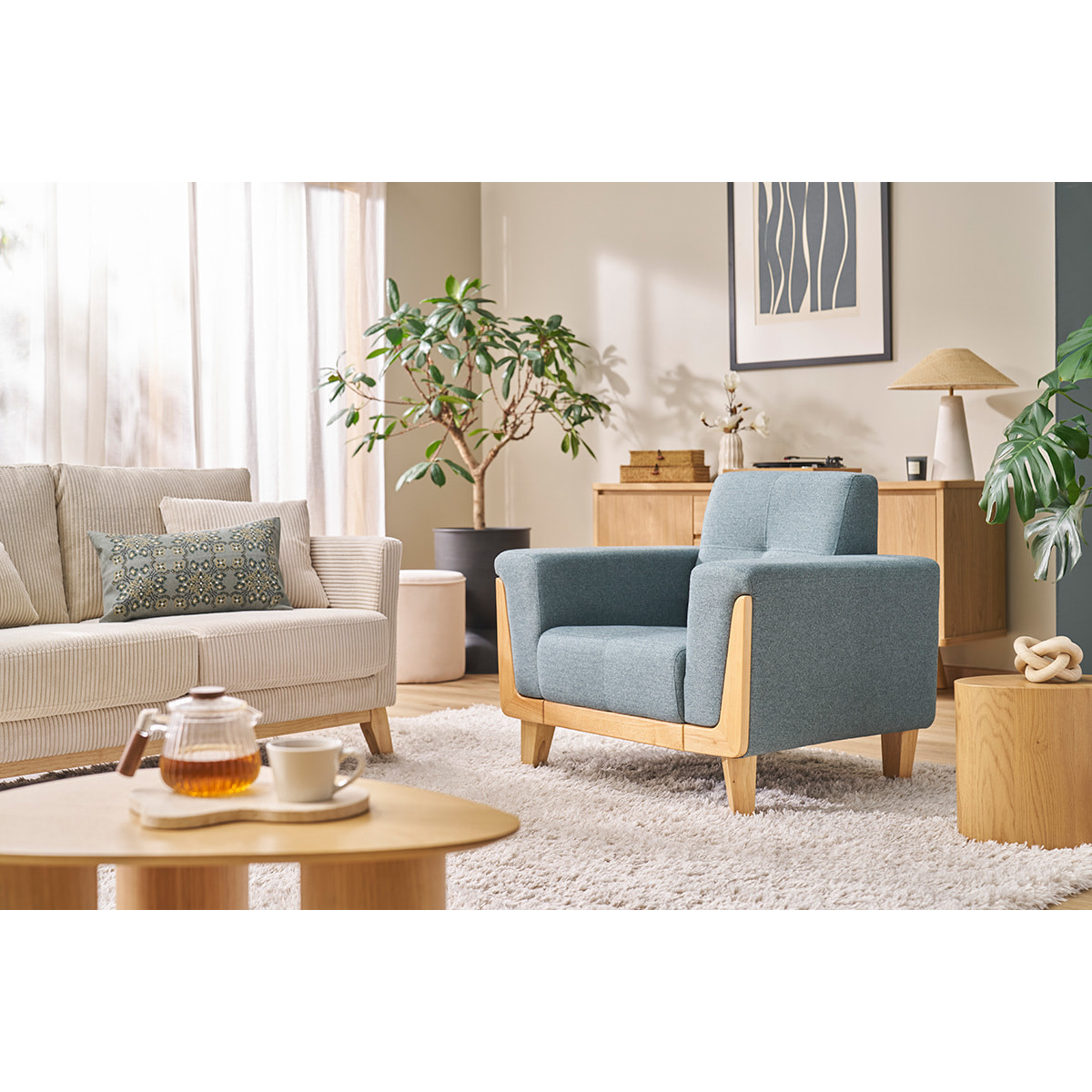 Fauteuil scandinave en tissu vert de gris et bois clair FJORD