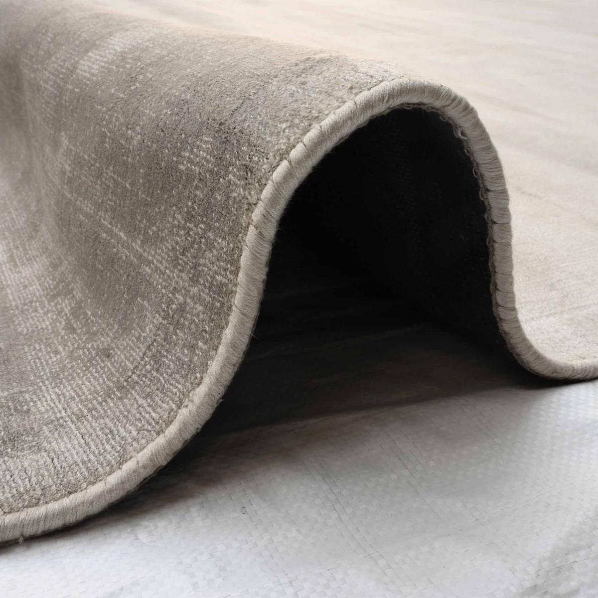 Tapis artisanal doux et soyeux tufté main en viscose