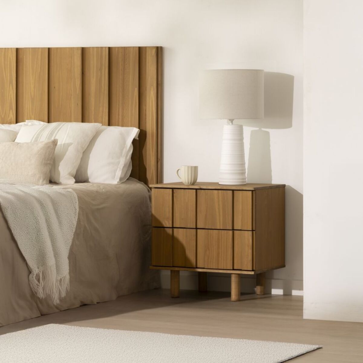 Table de chevet Sandoli -bois massif d'araucaria-couleur nogal 60 x 60 x 45 cm