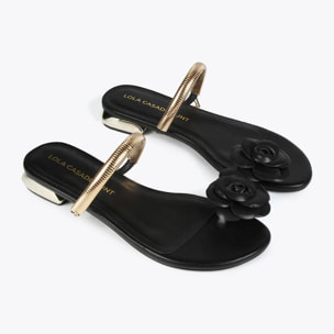 Sandali con fiore e fascetta in metallo