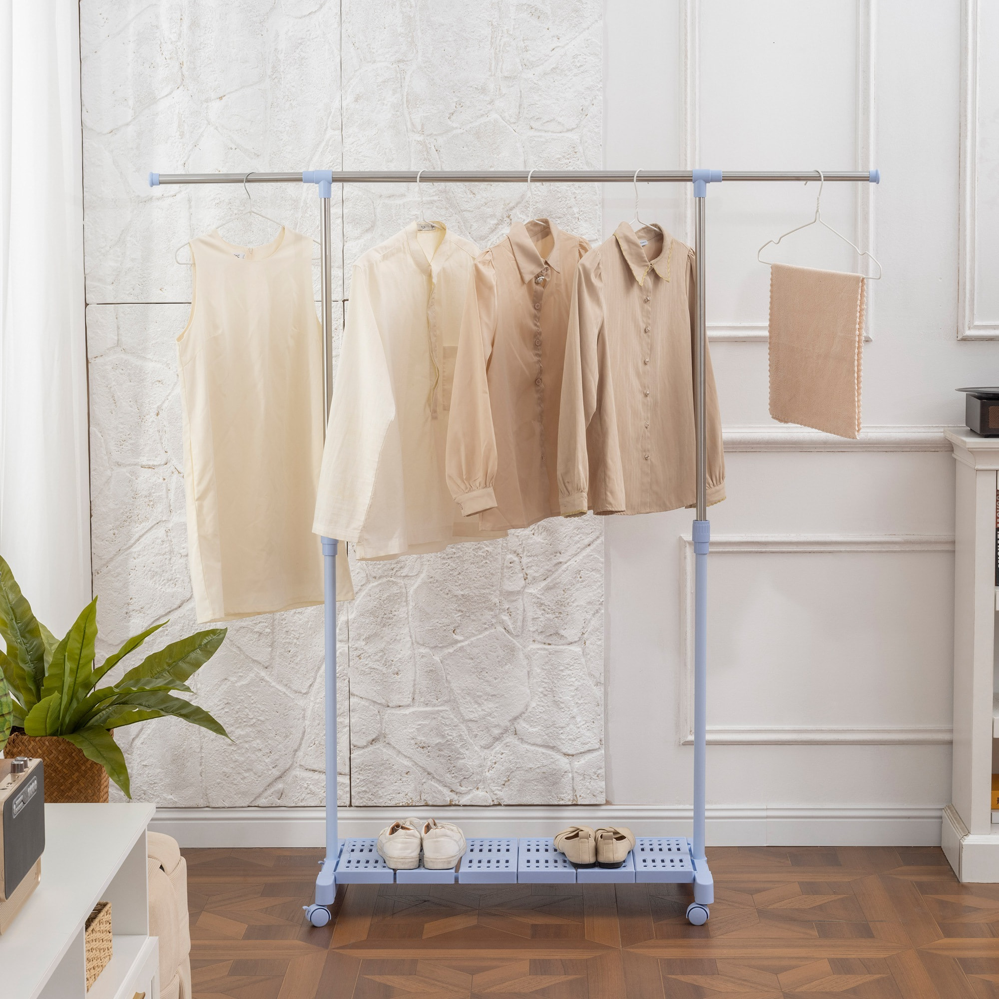 Tendedero Extensible con Ruedas, Tendedero de Ropa con Barra de Acero Inoxidable y Estante para Zapatos, Altura Ajustable, para Interior, Azul y Plata