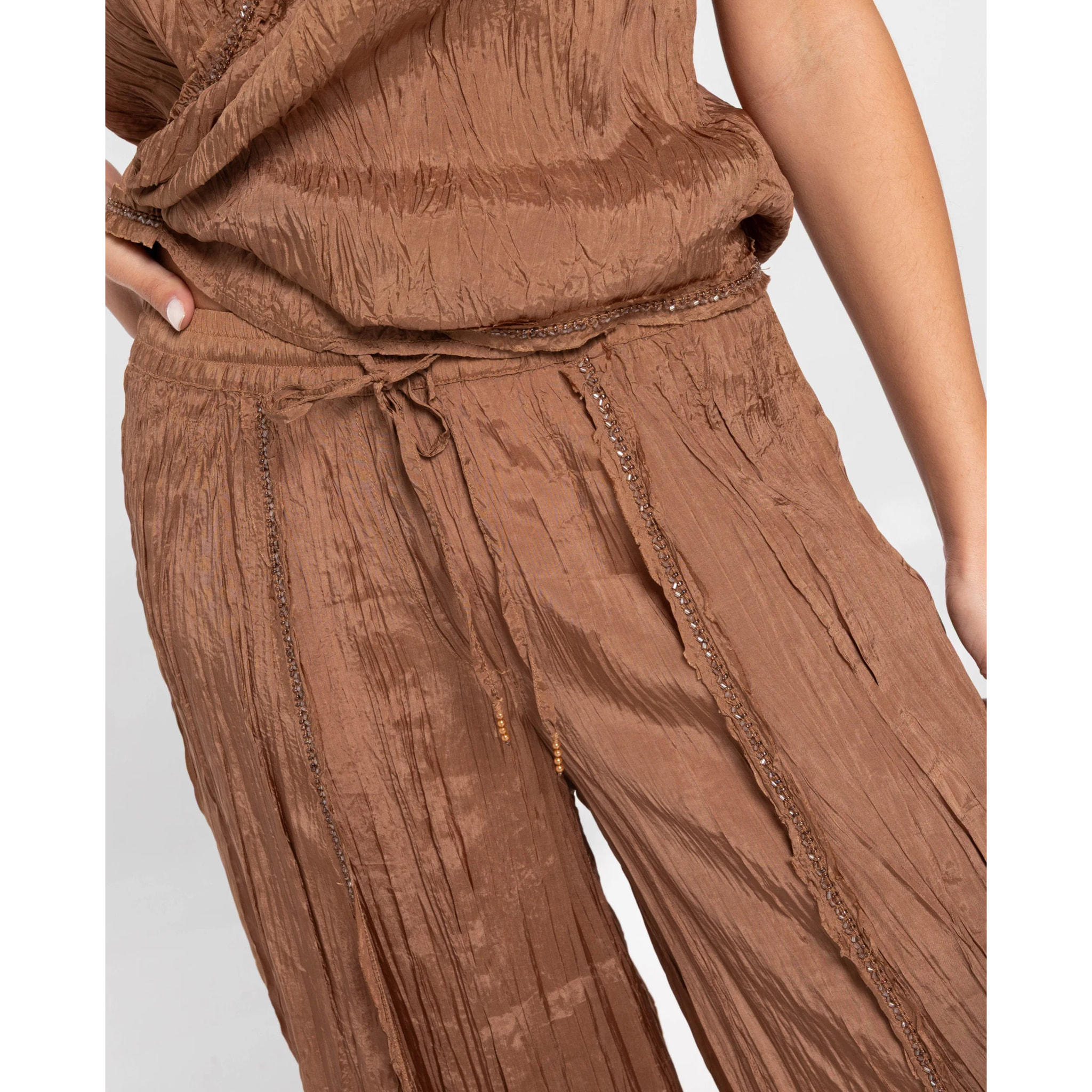 Pantalón ancho de mujer fluido con capas y abalorios