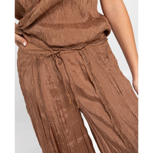 Pantalón ancho de mujer fluido con capas y abalorios
